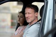 Steig. Nicht. Aus! – Josefine (Emily Kusche) hält zu ihrem Vater Karl (Wotan Wilke Möhring) und springt auf den Vordersitz des Autos. Auch dort befindet sich eine Bombe.