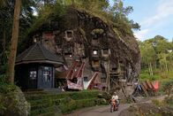 Sternstunde Religion – Verstorbene werden in Felsengräbern beigesetzt: Beim Volk der Toraja auf der zu Indonesien gehörenden Insel Sulawesi ist der Tod allgegenwärtig.