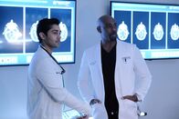 Atlanta Medical – Dr. Devon Pravesh (Manish Dayal, l.); Dr. Barrett Cain (Morris Chestnut, r.)