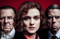 Verleugnung – Plakatmotiv - Die Professorin Deborah E. Lipstadt (Rachel Weisz, mi.) bezichtigt den britischen Historiker David Irving (Timothy Spall, re.) der Lüge, weil sich dieser vehement weigert, den im Zweiten Weltkrieg von den Nationalsozialisten verübten Holocaust als geschichtliche Tatsache anzuerkennen. An ihrer Seite steht der Anwalt Richard Rampton (Tom Wilkinson, li.)