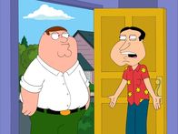 Family Guy – Quagmire (r.) berichtet Peter (l.) stolz, dass sein Vater auf dem Marine-Ball für seine Verdienste im Krieg geehrt werden soll.
