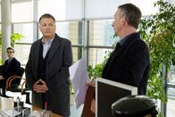 In aller Freundschaft – Alexander Weber (Heio von Stetten, rechts) fordert von Dr. Roland Heilmann (Thomas Rühmann) die Liegezeiten der Patienten zu reduzieren. Zunächst hat sich Roland geweigert, doch durch ein Gespräch mit seinem Freund und Kollegen Martin Stein, hat er seine eigenen Richtlinien infrage gestellt und zwei Patienten etwas eher entlassen. Da Otto Stein einer der beiden Patienten war und es ihm gut geht, muss Roland nun zugeben, dass es in diesem Fall wohl eine richtige Entscheidung war.