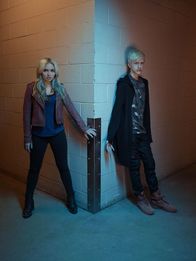 The Gifted – (2. Staffel) - The Gifted - Lauren (Natalie Alyn Lind, l.); Andy (Percy Hynes White, r.)