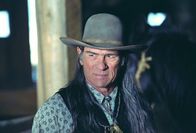 The Missing – Samuel Jones (Tommy Lee Jones) hatte sich vor vielen Jahren dazu entschieden, seine Familie zu verlassen und unter Indianern zu leben.