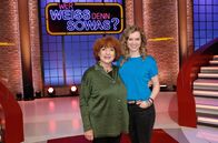 Wer weiß denn sowas? – Die Schauspielerinnen Hannelore Hoger (l.) und Cornelia Gröschel (r.) treten als Kandidatinnen bei "Wer weiß denn sowas?" gegeneinander an.