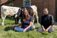 P.M. Wissen – Annika Krause (links) und Annkatrin Pahl vom Institut für Nutztierbiologie in Dummerstorf bei Rostock. Die Verhaltensbiologinnen untersuchen die soziale Bindung unter Kühen.