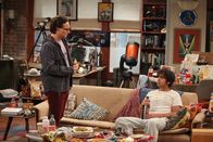 The Big Bang Theory – Nach einem schrecklichen Date ist Raj (Kunal Nayyar, r.) frustriert und will seine Wohnung nie wieder verlassen. Leonard (Johnny Galecki, l.) versucht, ihn etwas aufzubauen, doch wird es ihm gelingen?