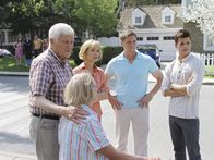 Desperate Housewives – In der Wisteria Lane ist mächtig was los, nachdem Julie bewusstlos aufgefunden wurde: Roy (Orson Bean, l.), Mrs. McCluskey (Kathryn Joosten, 2.v.l.), Lynette (Felicity Huffman, M.), Tom (Doug Savant, 2.v.r.) und Porter (Charlie Carver, r.) ...