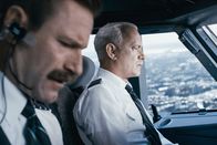 Sully – Minuten entscheiden über Leben und Tod: (v.li.) Aaron Eckhart als Jeff Skiles, Tom Hanks als Chesley 'Sully' Sullenberger