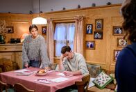 Sturm der Liebe – Frida (Hannah Werner l.) versucht vor Olivia (Soraya Bouabsa r.), Kilian (Anthony Paul M.) von seinem Liebeskummer abzulenken.