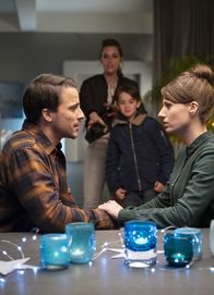 Auf einmal war es Liebe – Titelmotiv/Presseheft - Jakob (Kostja Ullmann, li.) hängt seiner Jugendliebe Marie (Julia Hartmann, re.) nach. Lotte (Kim Riedle) und ihr Sohn Ben (Oskar Netzel) sollen bei der Rückeroberung helfen.