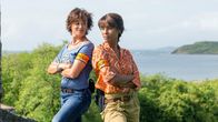 Deadly Tropics – Nachdem eine Gerichtsverhandlung ein tödliches Ende gefunden hatte, ermitteln die Polizistinnen Gaëlle Crivelli (Béatrice de la Boulaye, l.) und Mélissa Sainte-Rose (Sonia Rolland, r.) in einem verzwickten Mordfall.