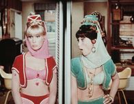 Bezaubernde Jeannie – Jeannie (Barbara Eden) hat den Fehler begangen, ihre Schwester - die ihr gleicht wie ein Ei dem anderen - aus Bagdad herzuzaubern.