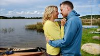 Praxis mit Meerblick – Auf Wolke Sieben: Nora (Tanja Wedhorn, li.) und ihr Freund Max (Bernhard Piesk, re.) sind glücklich.