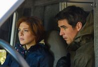 Under the Dome – Noch glauben Julia (Rachelle LeFevre, l.) und Sam (Eddie Cahill, r.), dass endlich der dringend benötigte Regen eingesetzt hat ...