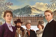 Winter Palace – v.li.: Rose Morel (Manon Clavel), Lance Raney (Clive Standen), Lord Fairfax (Simon Ludders), Lady Isobel Fairfax (Astrid Roos), André Morel (Cyril Metzger)