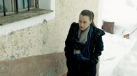 Euer Ehren – Die junge Anwältin Lisa Schwarz (Lena Kalisch) sucht die Familie ihres Mandanten auf.
