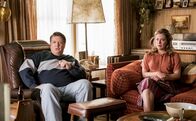 Young Sheldon – George Cooper sen. (Lance Barber, l.); Mary Cooper (Zoe Perry, r.)