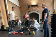 SOKO Wien – Der tote Fitnessstudiobesitzer Masud Ansari (Aslan Aslan, M. liegend) wurde von seiner Frau Yasmin gefunden. Bezirksinspektor Klaus Lechner (Andreas Kiendl, l.), Gerichtsmedizinerin Dr. Franziska Beck (Maria Happel, M. hinten), Spurensicherer Julius Rubatsch (Max Fischnaller 2.v.r.) und Major Max Herzog (Martin Gruber, r.) diskutieren über den Tathergang.