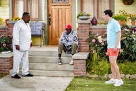 The Neighborhood – (v.l.n.r.) Calvin Butler (Cedric the Entertainer); Victor (Mike Estime); Dave Johnson (Max Greenfield)