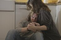 Internet der Lügen – Amanda comforts Rex.