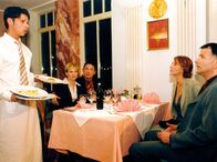 In aller Freundschaft – MDR Fernsehen IN ALLER FREUNDSCHAFT FOLGE 168, "Warum lügst du?" Uhr. Pia (Hendrikje Fitz) und Roland (Thomas Rühmann) trauen ihren Augen nicht: bei einem gemeinsamen Essen mit Katrin (Andrea Kathrin Loewig) und ihrem Freund Florian (Andreas Herder) sehen sie, wie Vladi (Stephen Dürr) kellnert anstatt sich auf seine Medizinprüfungen vorzubereiten.