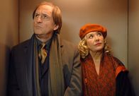 Oh Tannenbaum – Hausbesitzer Dr. Wagner (Günther Maria Halmer) pflegt kein gutes Verhältnis zu seiner Mieterin Rita (Jutta Speidel).