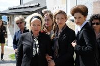 Vier Frauen und ein Todesfall – (v.li.) Brigitte Kren (Maria), Martina Poel (Sabine), Brigitte Jaufenthaler (Frau Bürgermeister).