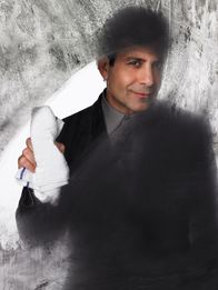 Monk – Als Monk (Tony Shalhoub) wegen seines Putzfimmels sämtliche Daten der Gerichtsmedizin löscht, wird er gefeuert. Aber auch ohne Job kann es Monk nicht lassen, knifflige Mordfälle zu lösen...
