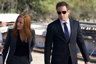 Akte X - Die unheimlichen Fälle des FBI – Als sich zwei Teenager gegenseitig attackieren, weil sie glauben, dass jeweils der andere ein Monster ist, ruft das sofort Scully (Gillian Anderson, l.) und Mulder (David Duchovny, r.) auf den Plan ...