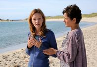 Die Frau am Strand – NDR Fernsehen DIE FRAU Uhr. Brigitta (Katja Flint) erklärt Wibeke (Marie-Lou Sellem) ihre Beziehung zu Marie und ihre Träume.