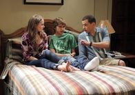Two and a Half Men – Durch den Verlust von Charlie entwickelt Alan (Jon Cryer, r.) eine tiefe Persönlichkeitskrise, die darin gipfelt, dass er sich selbst für Charlie hält und auch so auftritt. Jake (Angus T. Jones, M.) und Megan (Macey Cruthird, l.) können es nicht glauben ...