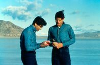 Das Philadelphia Experiment – Die Matrosen David (Michael Pare, r.) und Jim (Bobby di Cicco, l.) wachen, nachdem sie in einen Zeitstrudel geraten sind 41 Jahre später im Jahre 1984 wieder auf. Dort müssen sie sich sowohl gegen die Neuerungen der 80er als auch gegen die Navy behaupten, die der Meinung sind, dass es sich bei der Besatzung des Schiffes um Spione handelt.