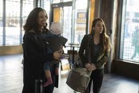 Manifest – Grace Stone (Athena Karkanis, l.); Angelina Meyer (Holly Taylor, r.)