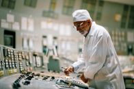 Tschernobyl - Die Katastrophe – Nikolai Steinberg baute das Atomkraftwerk Tschernobyl mit auf. Ab 1971 lebte er in der Atomstadt Prypjat. Zum Zeitpunkt des Reaktorunglücks arbeitete er weit weg in einem anderen Atomkraftwerk.
