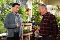 Man with a Plan – Lowell (Matt Cook, l.); Adam Burns (Matt LeBlanc, r.)