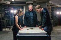 Terminator: Genisys – Gemeinsam schmieden Sarah (Emilia Clarke, l.), Kyle (Jai Courtney, r.) und Paps (Arnold Schwarzenegger, M.) einen Plan, um die Programmierung von Genisys abzuwenden. Nur so kann der Tag der Abrechnung verhindert werden ...