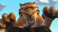 Ice Age – Ohne es böse zu meinen, schafft es Sid, jedem auf den Keks zu gehen. Doch als der Tollpatsch zwei Brontotherien begegnet, hätte er seine große Klappe lieber halten sollen ...