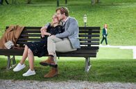 Sturm der Liebe – Constanze (Sophia Schiller, hinten) sieht, wie glücklich Henning (Matthias Zera, r.) mit Nina (Claudia Hinterecker, l.) ist.