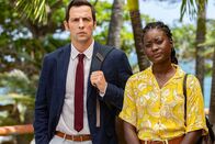 Death in Paradise – Detective Neville Parker (Ralf Little) und Naomi Thomas (Shantol Jackson) sind auf der Insel nicht sonderlich willkommen, in ihrer Funktion als ermittelnde Polizisten.