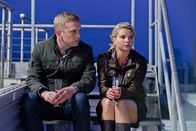 Danni Lowinski – Danni (Annette Frier, r.) und Wachmann Sven (Sebastian Bezzel, l.) kommen sich ein wenig näher - bis ein Blick ins Fenster der Kanzlei Schmidt Dannis Stimmung zerstört.