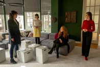 Der Alte – Durch einen Besuch bei den Studentinnen Dagmar Richartz (Sandra Julia Reils, 2.v.l.), Vera Wermeling (Roxanne Rittmann, 2.v.r.) Marlene von Egoffstein (Giulia Goldammer, r.) versucht Annabell Lorenz (Stephanie Stumph, l.) sich ein genaueres Bild des getöteten Professors zu machen.