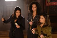 Charmed – v.l.n.r.) Mel Vera (Melonie Diaz); Macy Vaughn (Madeleine Mantock); Maggie Vera (Sarah Jeffery)