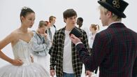 Find me in Paris – v.r.) rätseln, wie sie wieder aus dem weißen Raum, in dem sie eingesperrt sind, herauskommen.