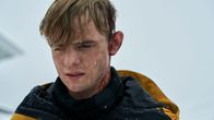 Alex Rider – Der Doppelgänger von Alex Rider (Otto Farrant) verlässt heimlich die Eliteschule "Point Blanc". Er tötet dabei einen Autofahrer.
