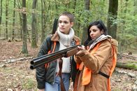 jerks. – Emilia (Emilia Schüle, l.); Collien (Collien Ulmen-Fernandes, r.)