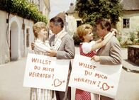 Mariandl – Von links: Marianne (Waltraut Haas), Hofrat Geiger (Rudolf Prack), Mariandl (Cornelia Froboess) und Geigers Sekretär Peter Hofer (Peter Weck).