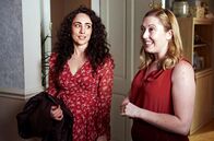 Life – Hannah (Melissa Johns, re.) begrüßt Andys Freundin Gaby (Rebecca Hesketh-Smith, li.) freudig zum Junggesellinnenabschied.