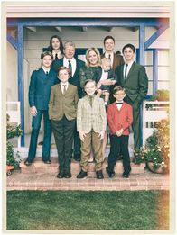The Kids Are Alright – (v.li.): Christopher Paul Richards (Joey Cleary), Sam Straley (Lawrence Cleary), Jack Gore (Timmy Cleary), Michael Cudlitz (Mike Cleary), Andy Walken (William Cleary), Mary McCormack (Peggy Cleary), Caleb Foote (Eddie Cleary), Santino Barnard (Pat Cleary), Sawyer Barth (Frank Cleary).
