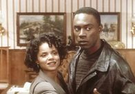 Diagnose: Mord – Amanda (Victoria Rowell, l.) himmelt den Boxer Mercury Jones (Richard Brooks, r.) an.